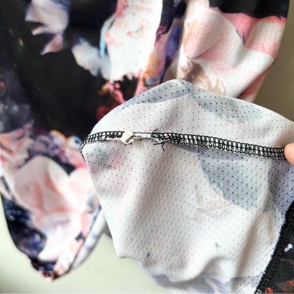 Old Navy Active Go-Dry cross strap floral tank top - Picture 5 of 5